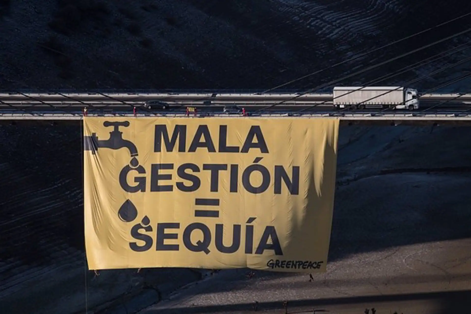 Una lona de Greenpeace denuncia la mala gestión del agua / Foto: Greenpeace