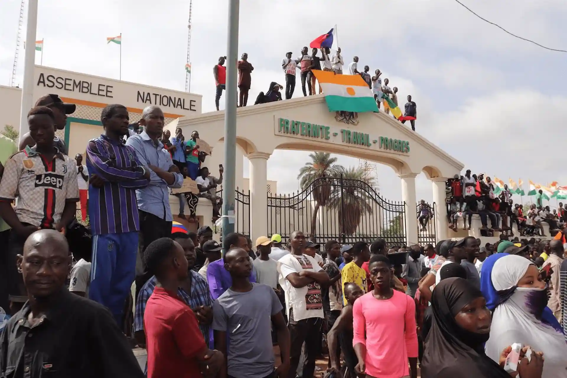 Manifestantes participan en una protesta en apoyo de los golpistas en la capital de Níger, Niamey / Foto: EP