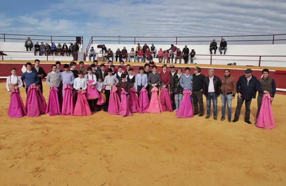 La Fundación Franz Weber pide el cierre de la escuela taurina de Santander. El alumnado de la Escuela Taurina de Badajoz / Foto: EP