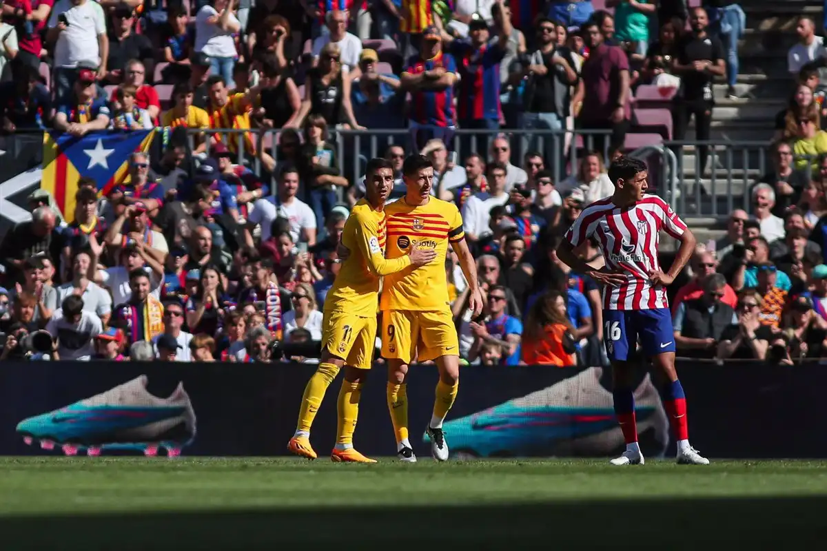 Ecoembes instala 3.000 papeleras de reciclaje en los estadios de 24 equipos de fútbol. El encuentro FC Barcelona, Atlético de Madrid / Foto: EP