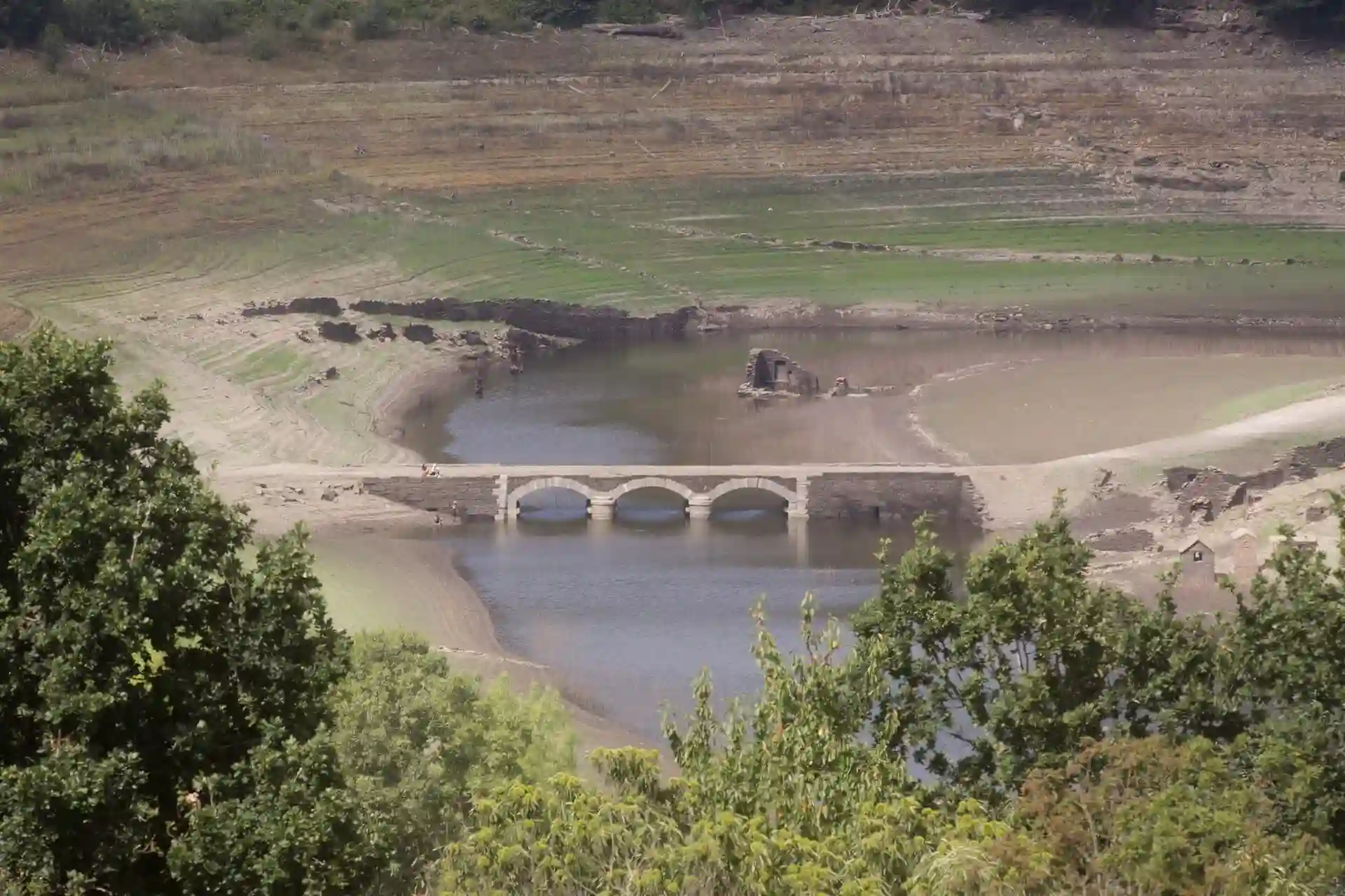 En el embalse de Belesar, en el Río Miño, las reservas de agua son bajas / Foto:  Carlos Castro - EP