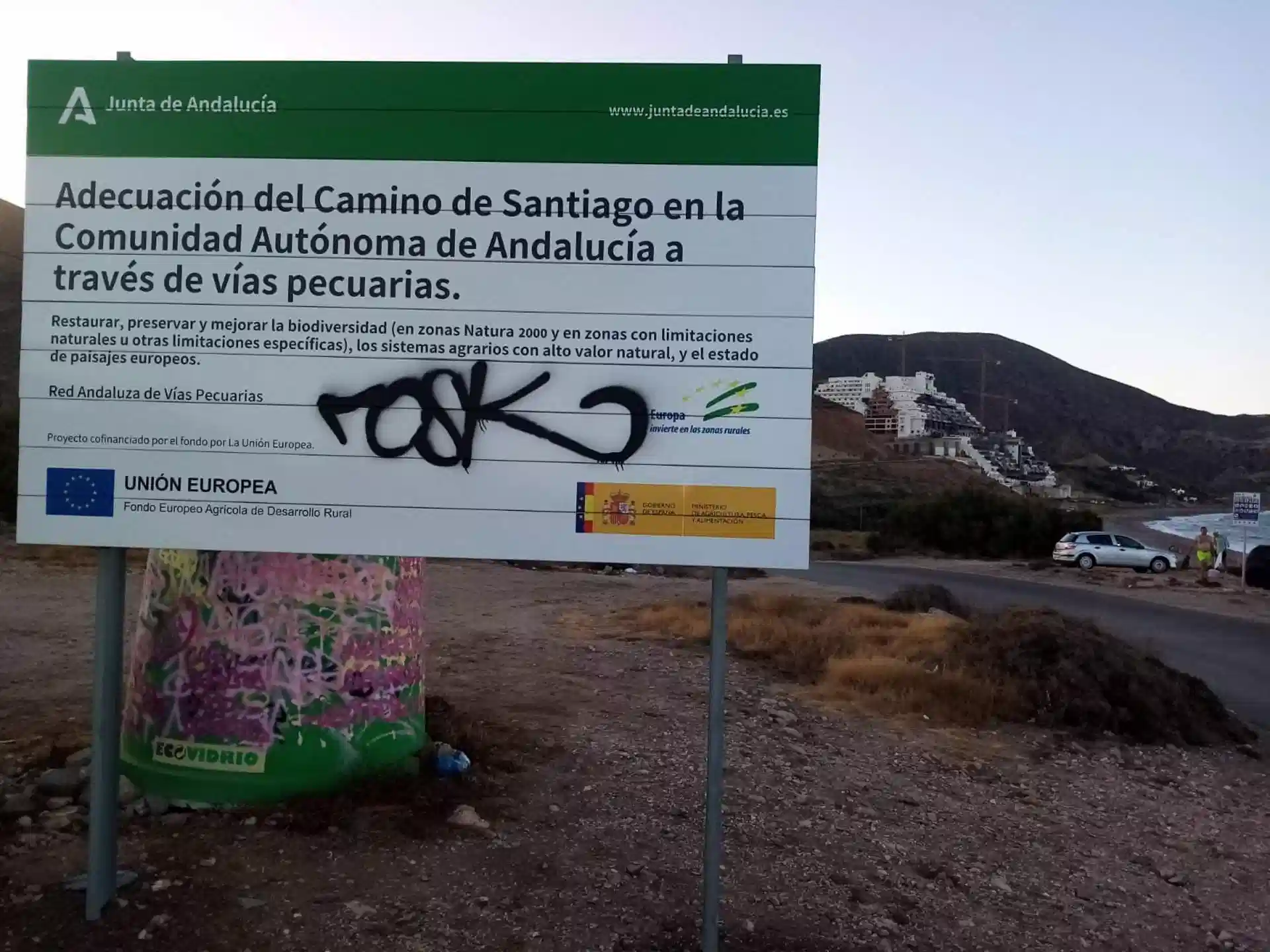 Cartel sobre la adecuación del Camino de Santiago a través de vías pecuarias en el entorno de El Algarrobico en Carboneras (Almería) / Foto: EP