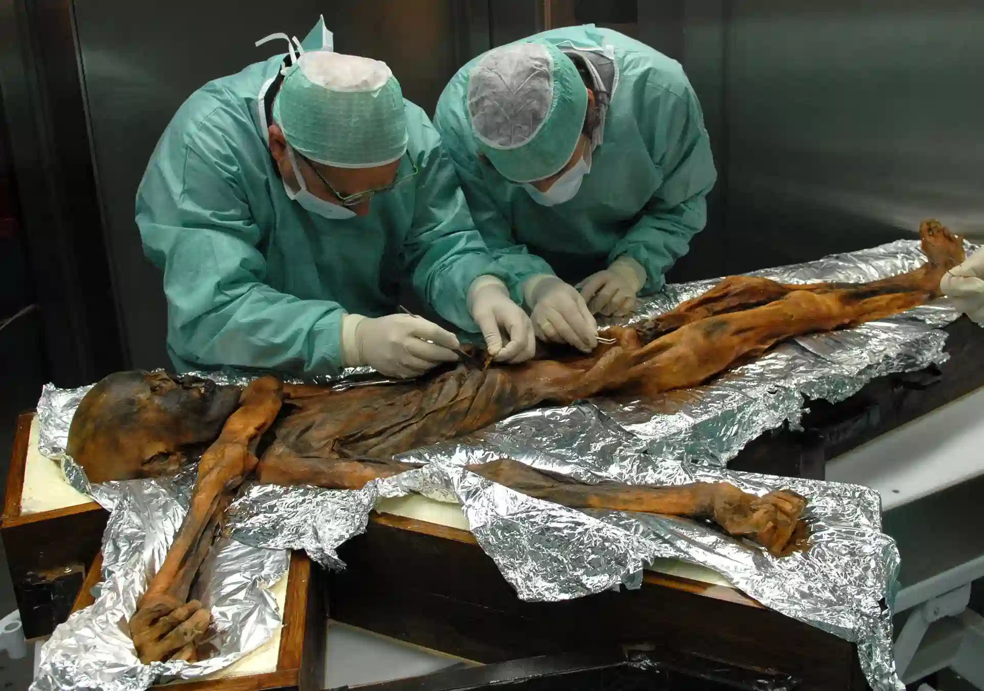 Científicos analizan el cuerpo de Ötzi / Foto: EP