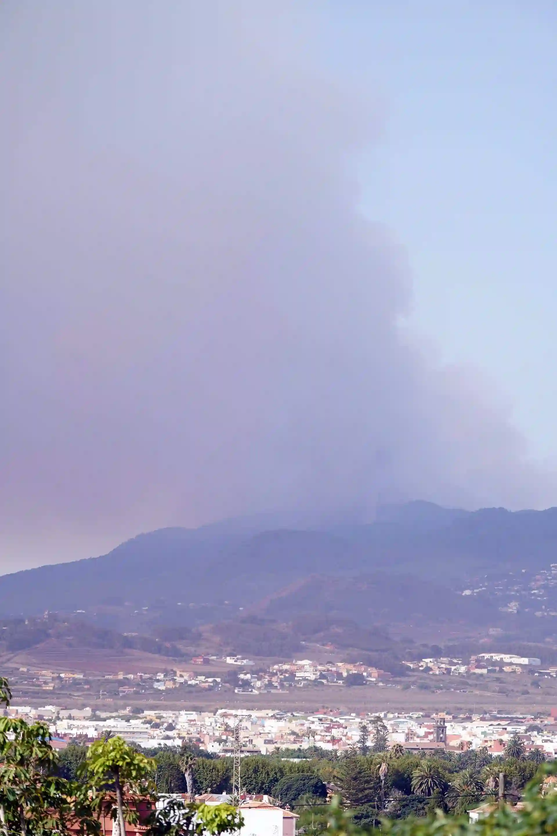 Columna de humo provocado por un incendio forestal de Tenerife. Declarada 'desfavorable' la calidad del aire / Foto: EP