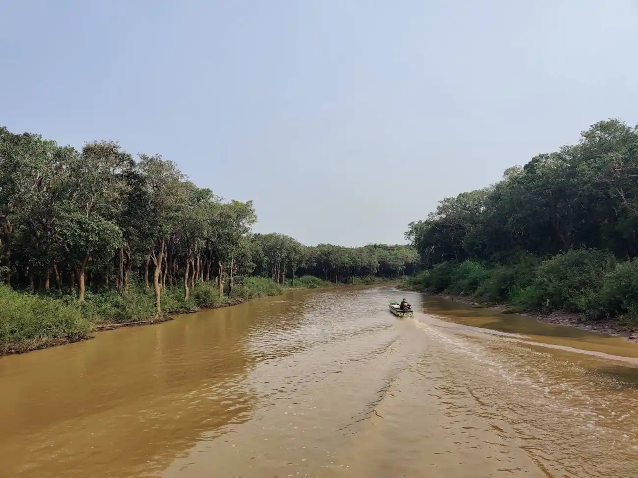 Río tropical del sudeste asiático durante una expedición de muestreo de emisiones de metano  / Foto: Luke Loken