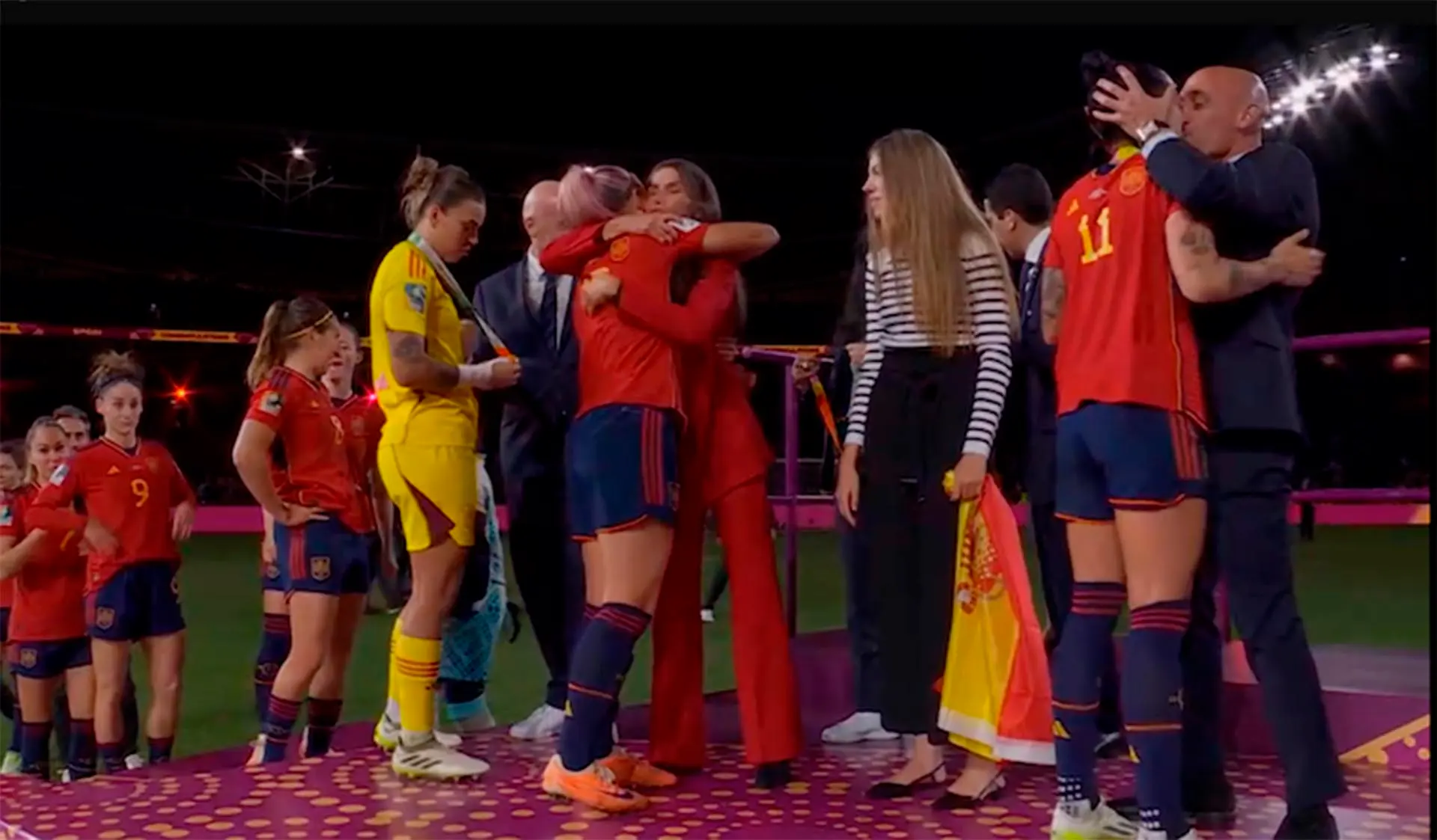 Durante las felicitaciones, el presidente de la Real Federación Española de Fútbol, Luis Manuel Rubiales, da un beso en la boca a la jugadora Jenny Hermoso / Imagen: RTVE - The Conversation