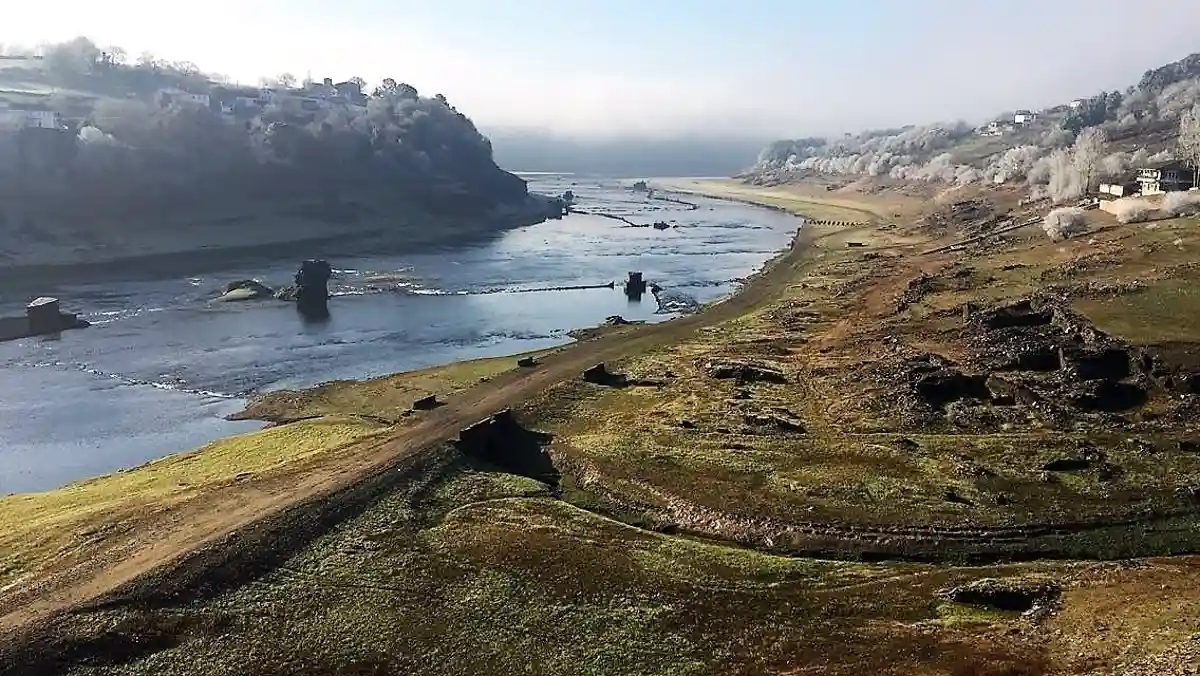 Las lluvias no frenan el descenso de los embalses. El embalse de Belesar deja al descubierto un antiguo pueblo / Foto: EP