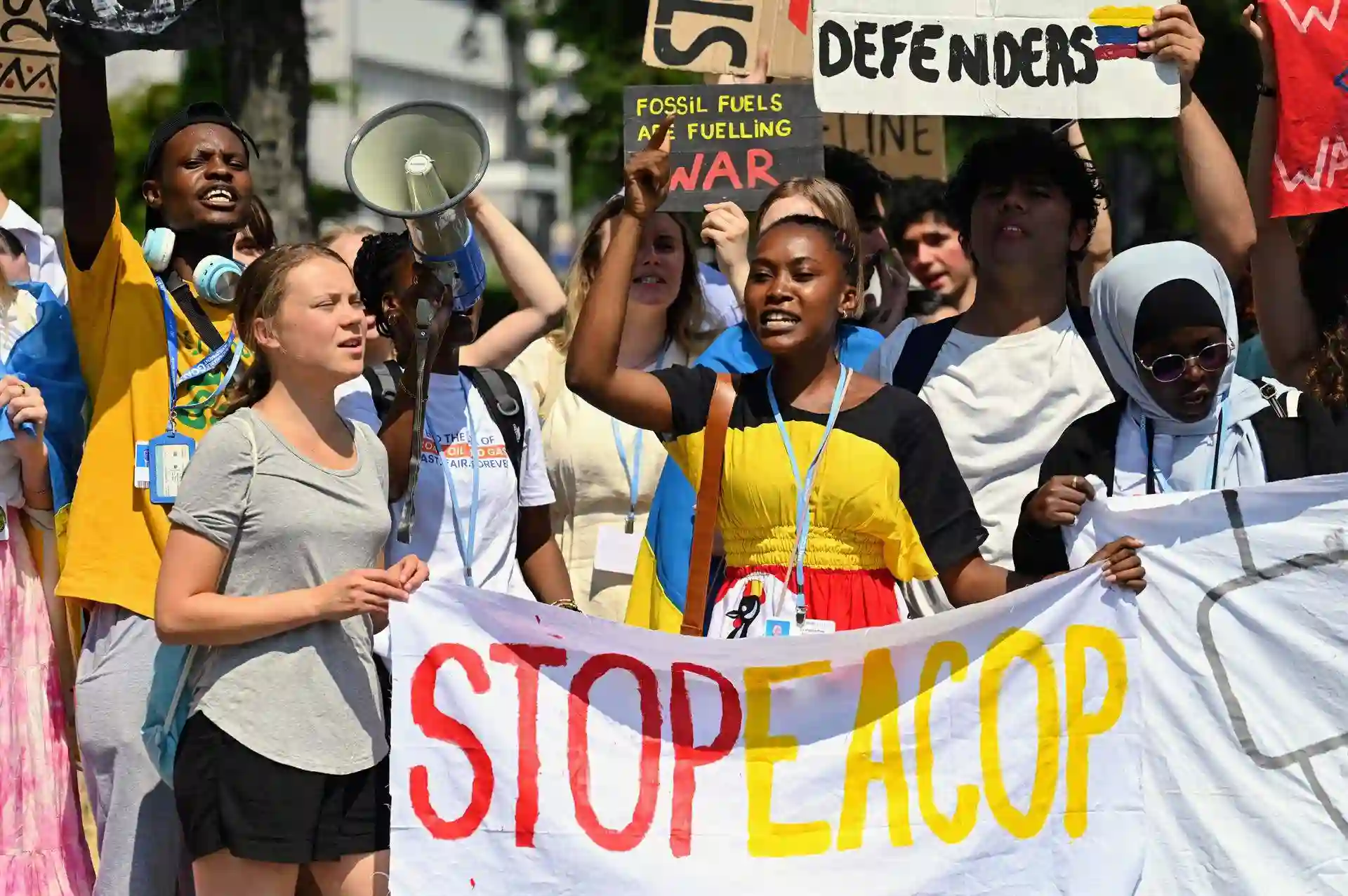 Las jóvenes activistas climáticas Greta Thunberg y la ugandesa Patience Nabukalu participan en una manifestación de Fridays For Future / Foto: Henning Kaiser