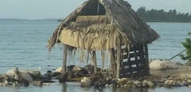 Los habitantes de Kiribati construyen muretes de piedra para frenar el avance del mar / Foto: Gobierno de Kiribati