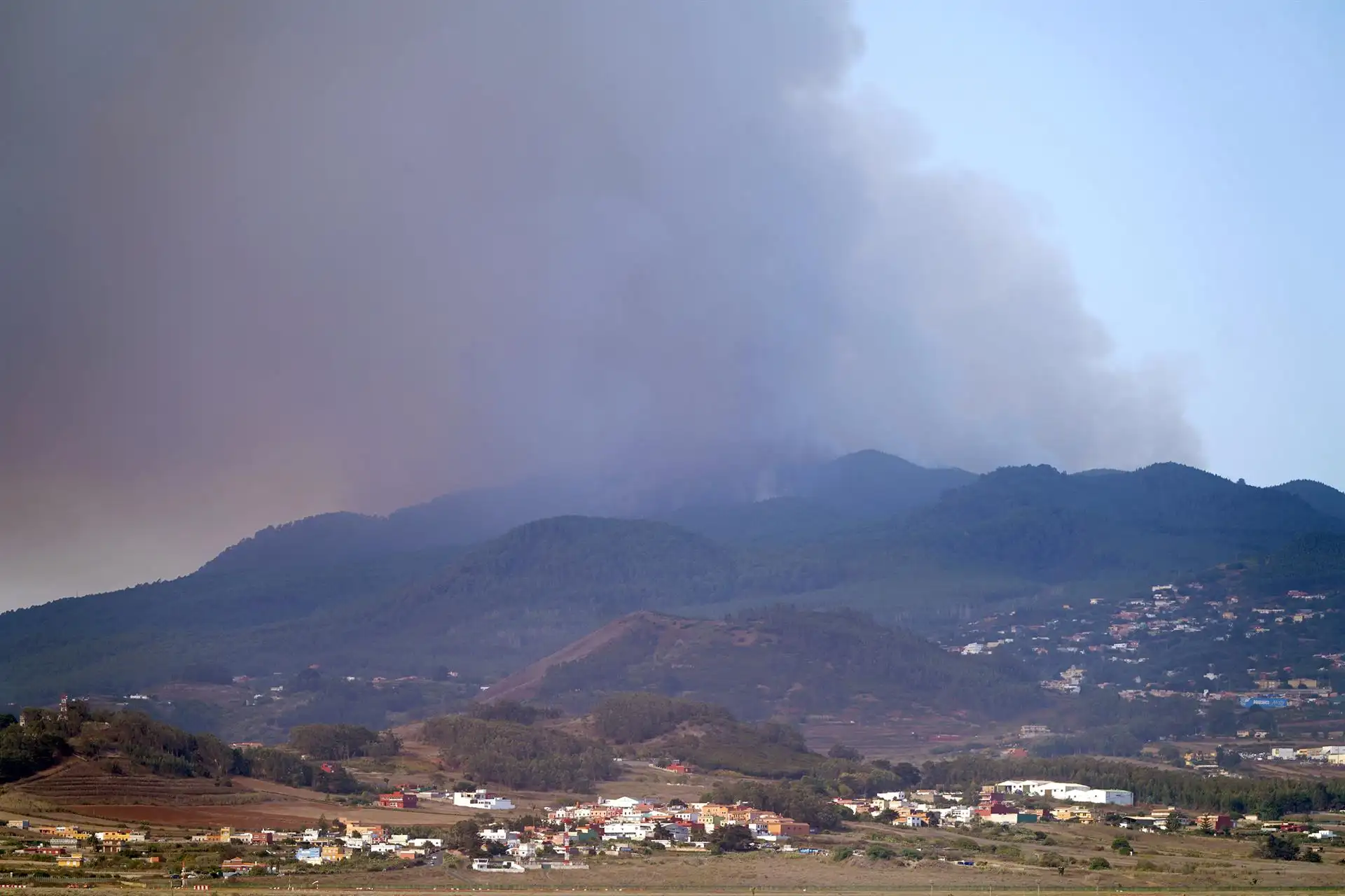 Columna de humo provocada por el incendio forestal en Tenerife / Foto: EP