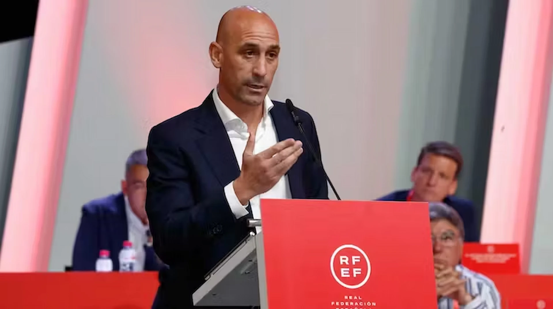 Luis Rubiales en un momento del discurso que dio en la asamblea extraordinaria de la Real Federación Española de Fútbol el 25 de agosto / Imagen: RTVE - The Conversation