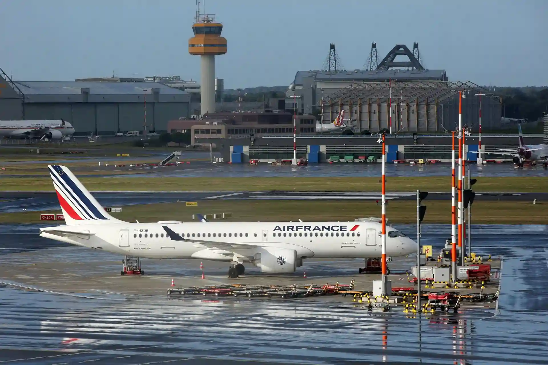 El ministro francés de Transportes propone una tarifa mínima para los viajes en avión / Foto: Bodo Marks - EP