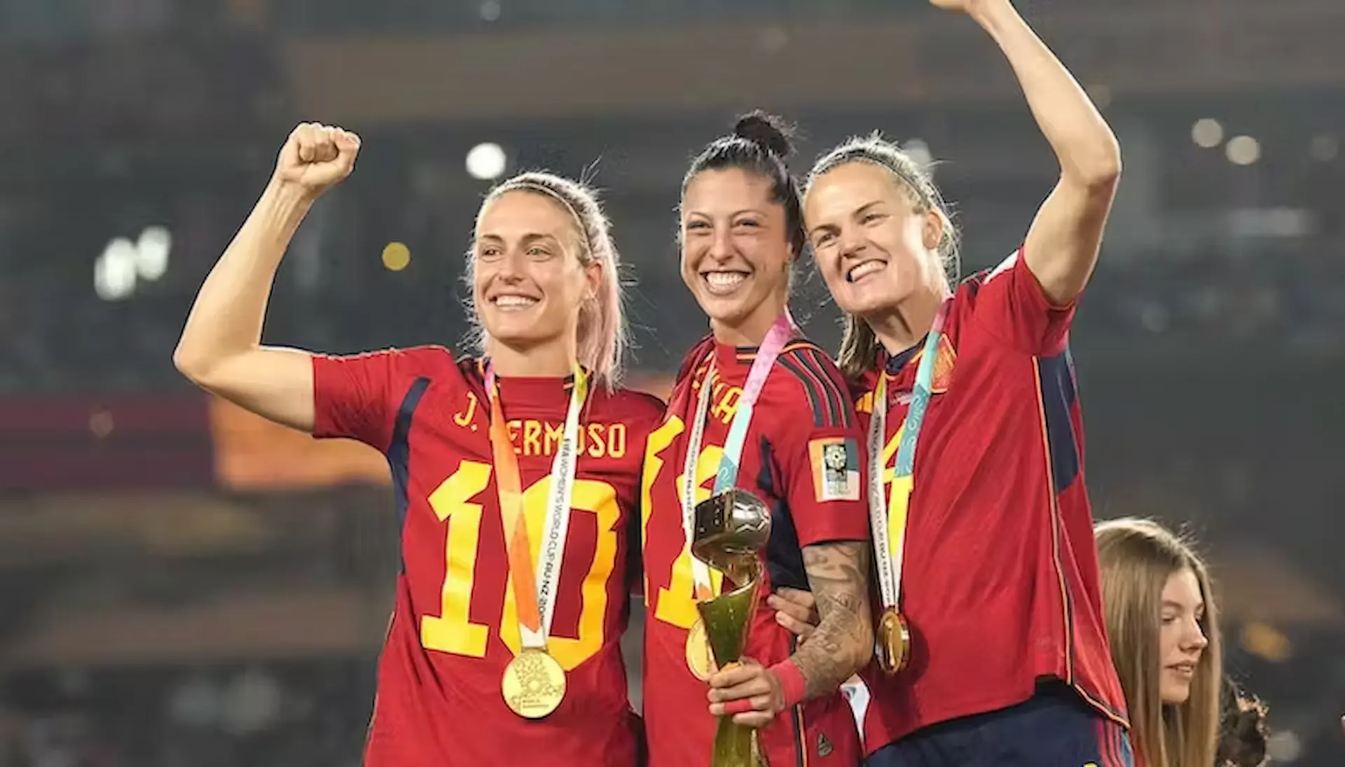 Las jugadoras Alexia Putellas, Jenni Hermoso e Irene Paredes tras ganar la Copa del Mundial de fútbol #SeAcabó / Imagen: RTVE - The Conversation