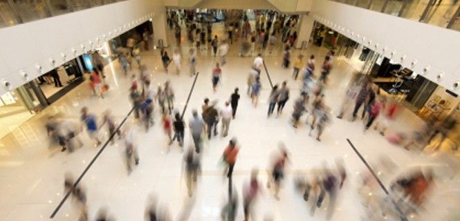 Decenas de personas realizan compras en un centro comercial. El dilema del consumidor entre el precio y el clima / Foto: Beni Mage