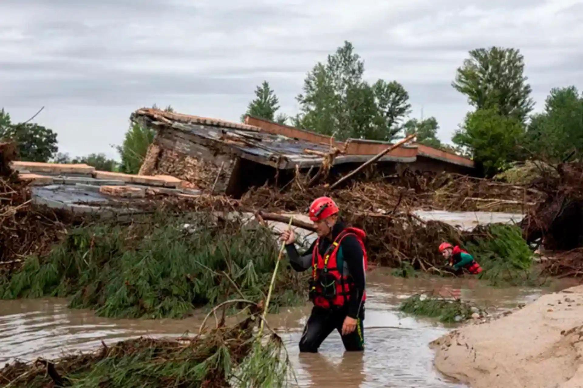 Una persona en el puente de la Pedrera, colapsado a causa de la DANA, en el municipio de Aldea del Fresno, a 4 de septiembre de 2023, en Aldea del Fresno, Madrid (España) / Foto: EP