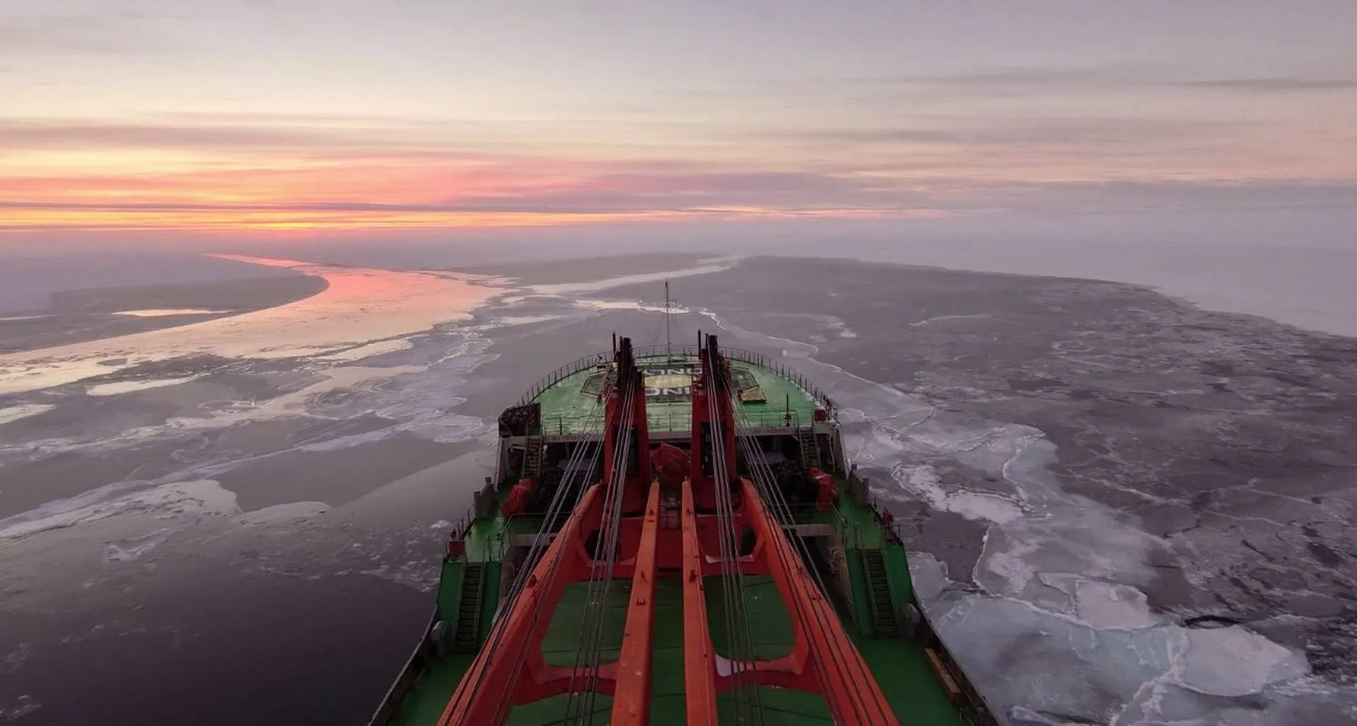 El buque de investigación Akademik Tryoshnikov navega en el Océano Ártico / Foto:  Igor Polyakov