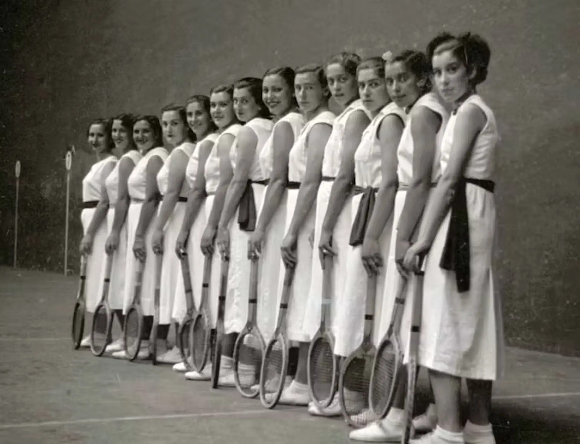 Grupo de raquetistas, en su mayoría eibarresas, posando en el frontón “Gros”, al que apodaban “la bombonera de plata”. Por qué dejó de haber más deportistas profesionales mujeres / Foto: Pascual Marín, 1938. Kutxa Fototeka, CC BY-NC