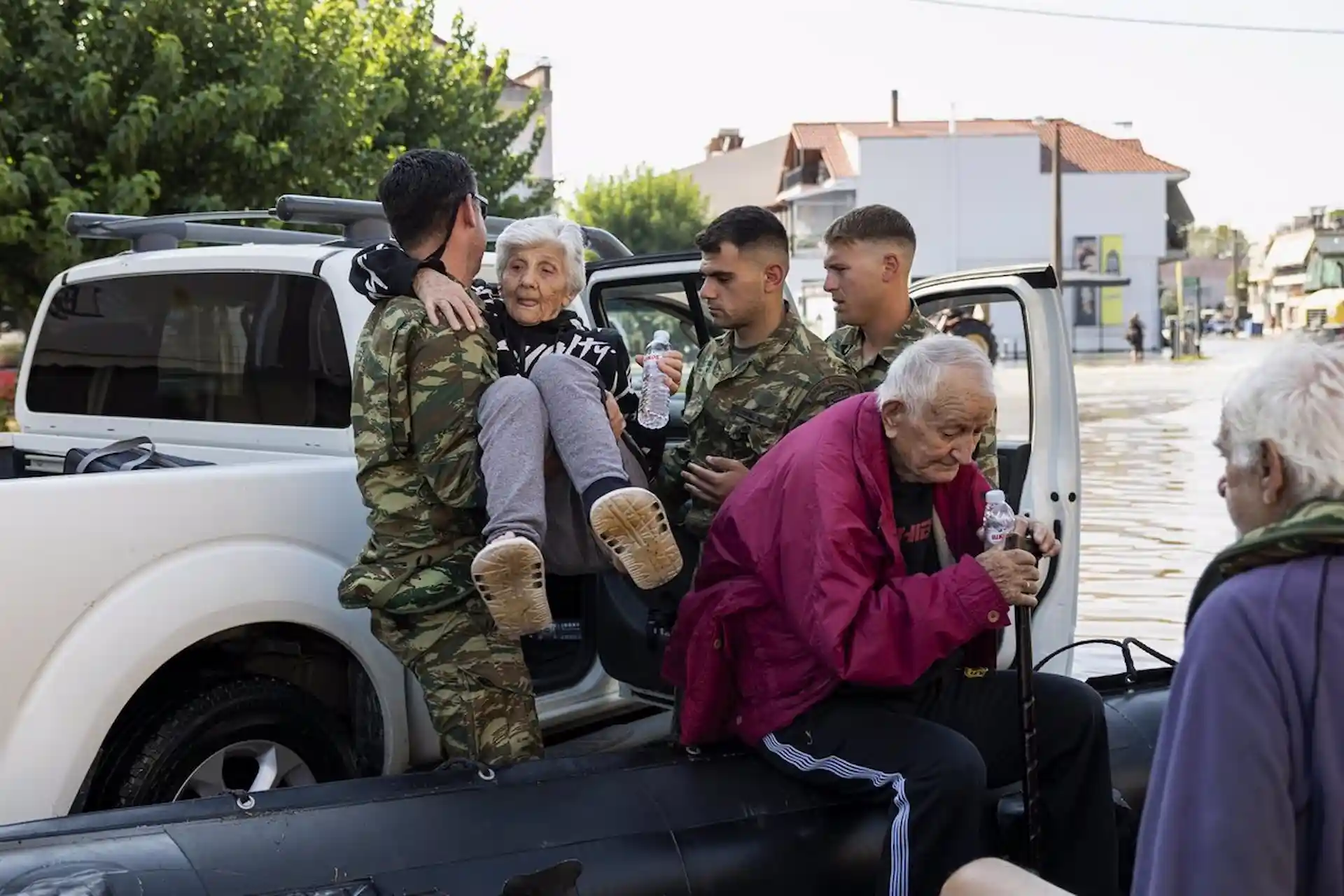 Evacuación de personas afectadas por el temporal en Karditsa, en Grecia / Foto: EP