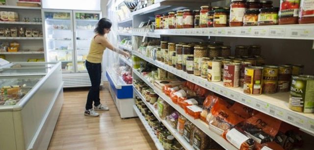  Helena Escoda, encargada de Ecocentre, supermercado vegano de Barcelona, reponiendo existencias / Foto: Josep Cano