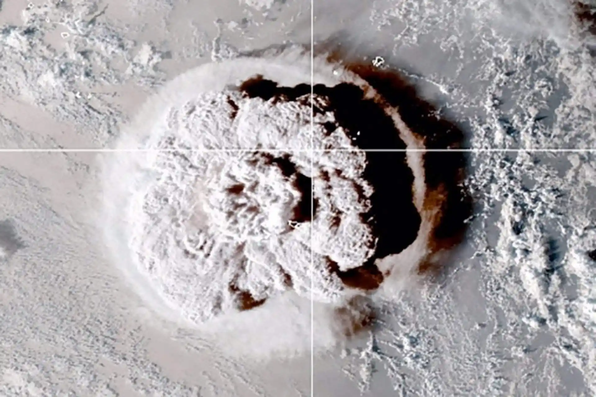 Erupción explosiva del volcán de Tonga en enero de 2022 / Imagen: NOAA