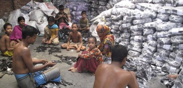 Niños de entre 6 y 10 años fabrican calzado en Hazaribagh, en el casco viejo de Daca, por menos de 10 euros al mes / Foto: Fundación Educo