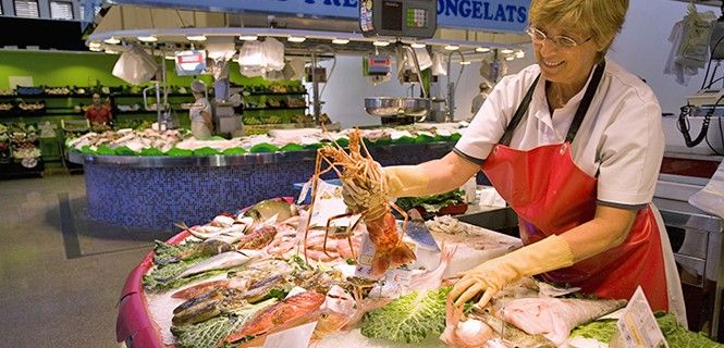 Pescadería en un mercado de la ciudad de Mataró, Barcelona / Foto: Josep Cano