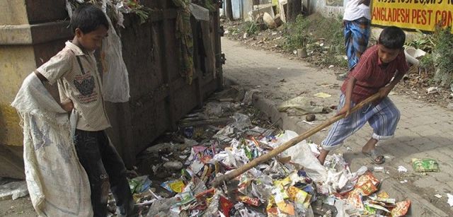 Niños no escolarizados buscan materiales reciclables entre la basura en las calles de la capital bengalí / Foto: Fundación Educo