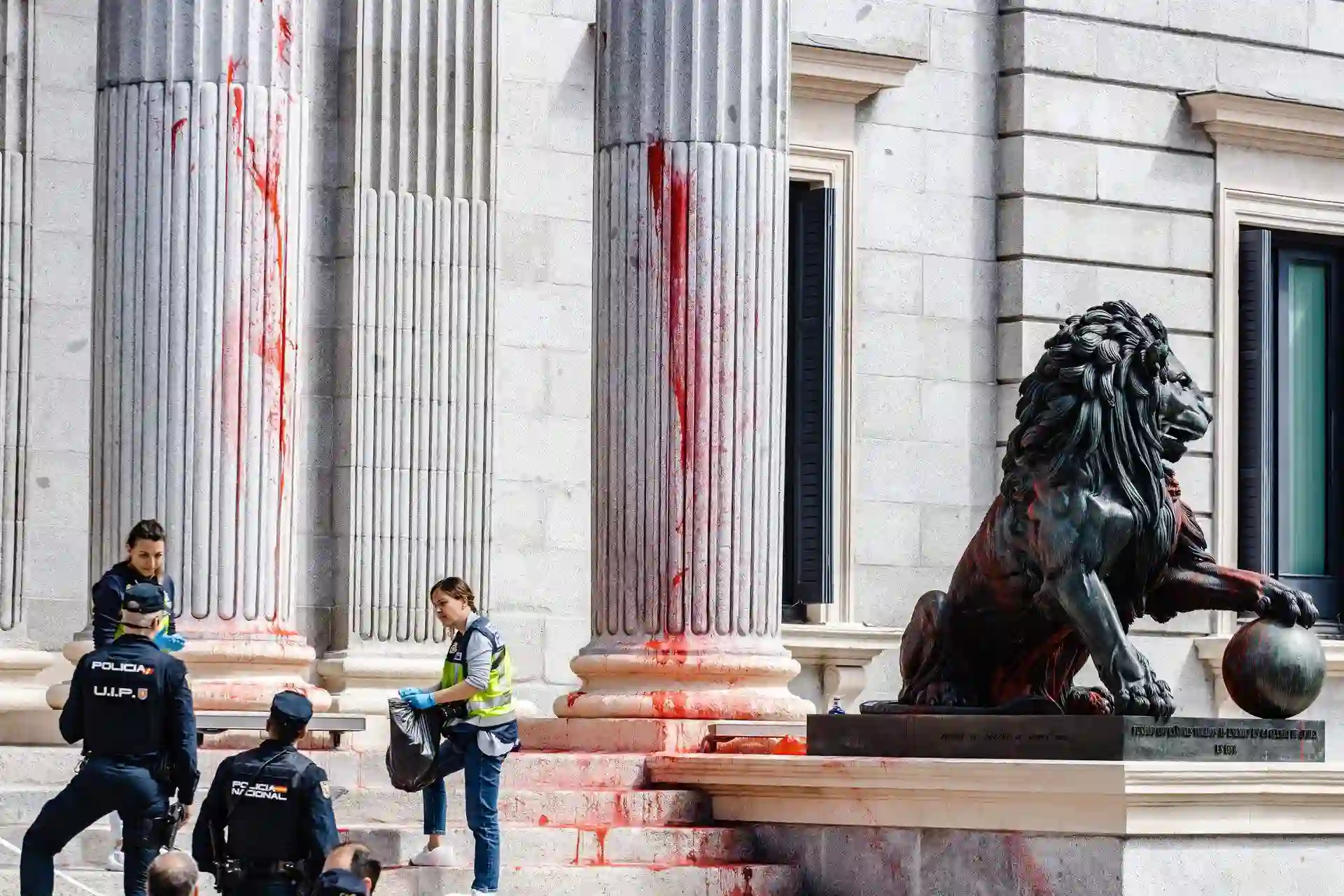 Entrada del Congreso manchada de zumo de remolacha en una acción de protesta ecologista. ONG piden sacar sacar el ecologismo radical del Terrorismo / Foto: Carlos Luján