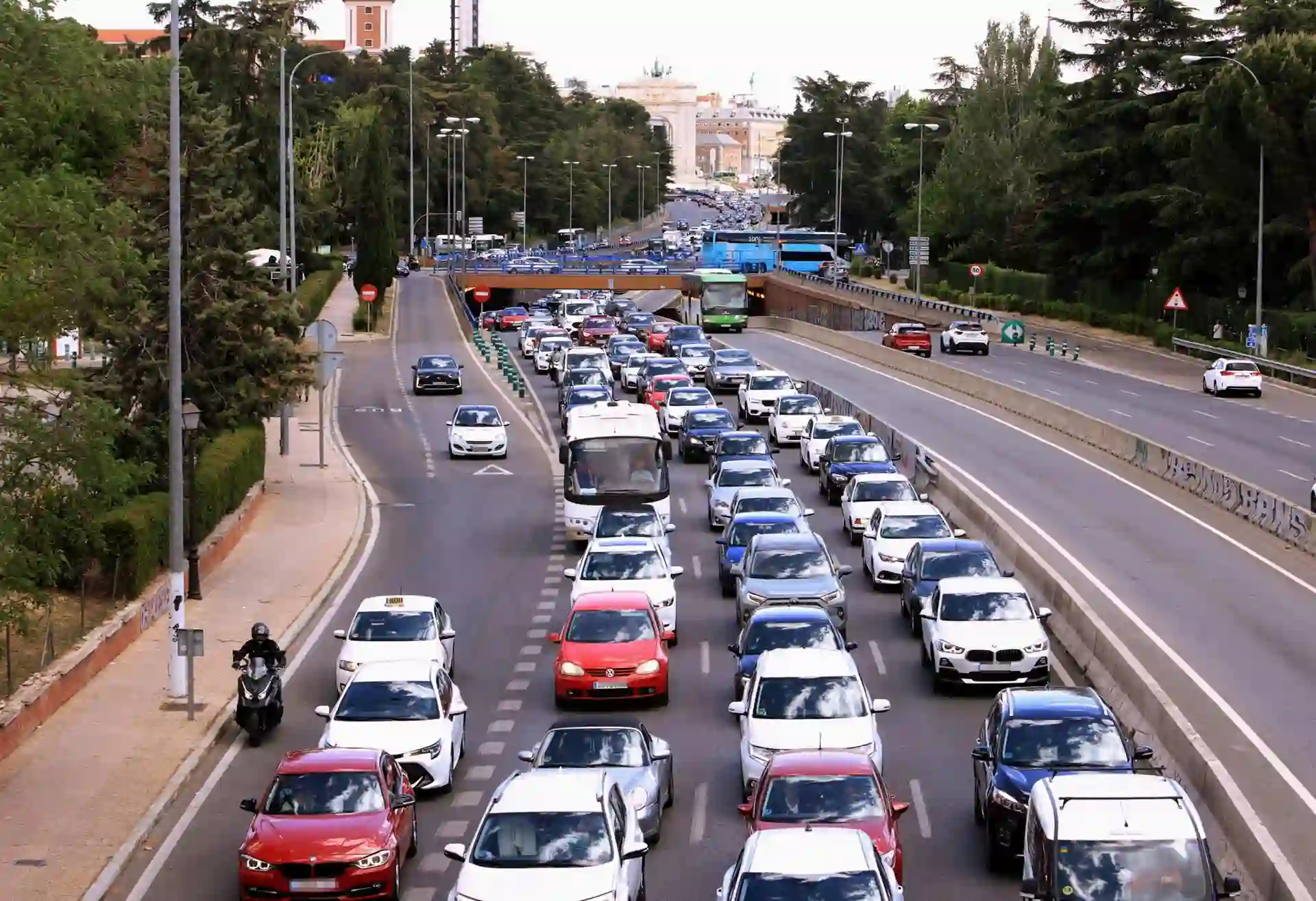 El 'T-lleva' por 1 euro al día. Greenpeace propone un abono único de transportes públicos para toda España. Atasco en la autovía A-6 / Foto: Isabel Infantes