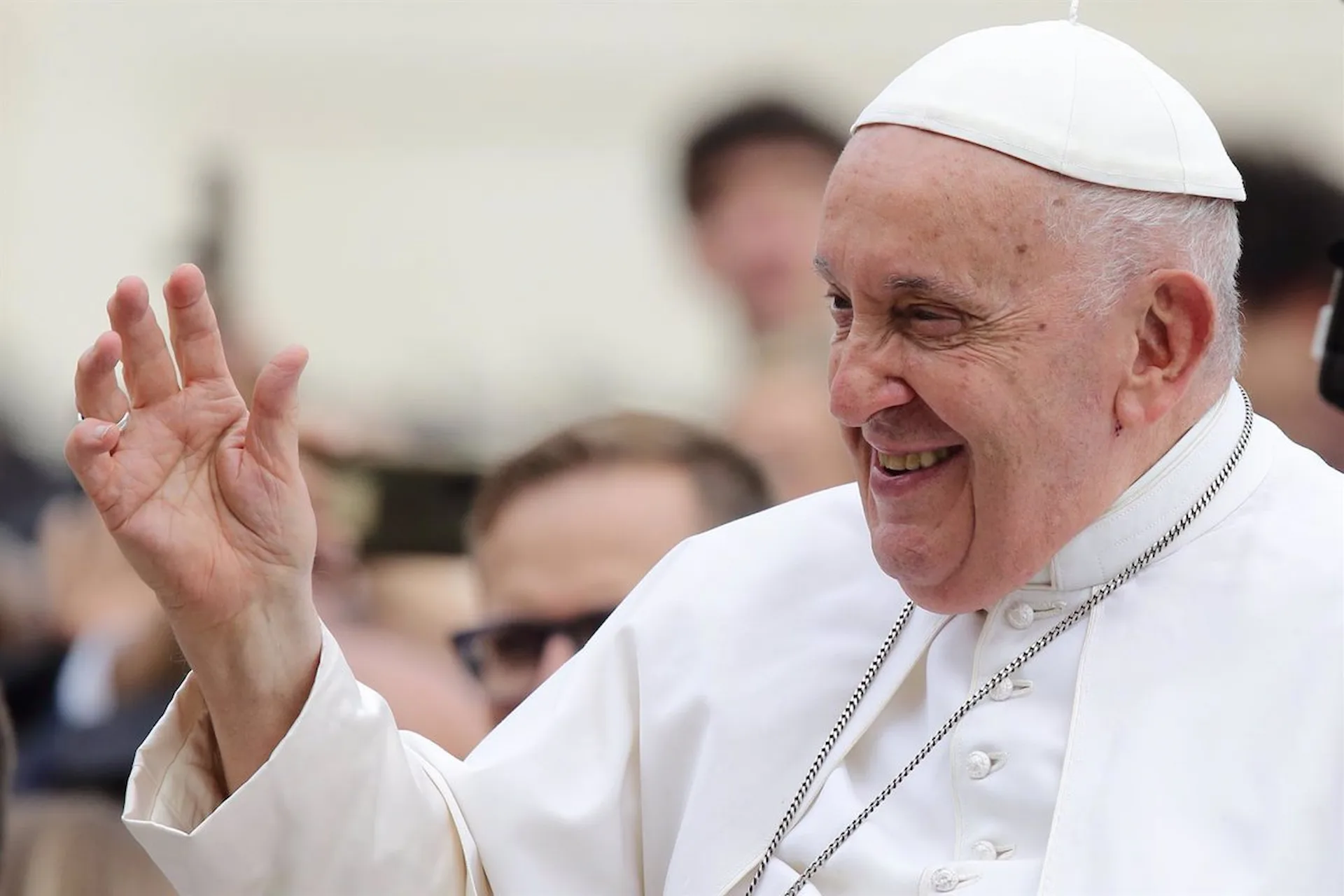 El Papa Francisco saluda a la gente durante la audiencia a los Oficiales y soldados de los Carabinieri en la Plaza de San Pedro del Vaticano / Foto: EP