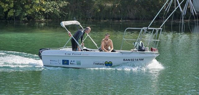 Técnicos del consorcio patrullan el lago en busca de especies invasoras / Foto: Josep Cano