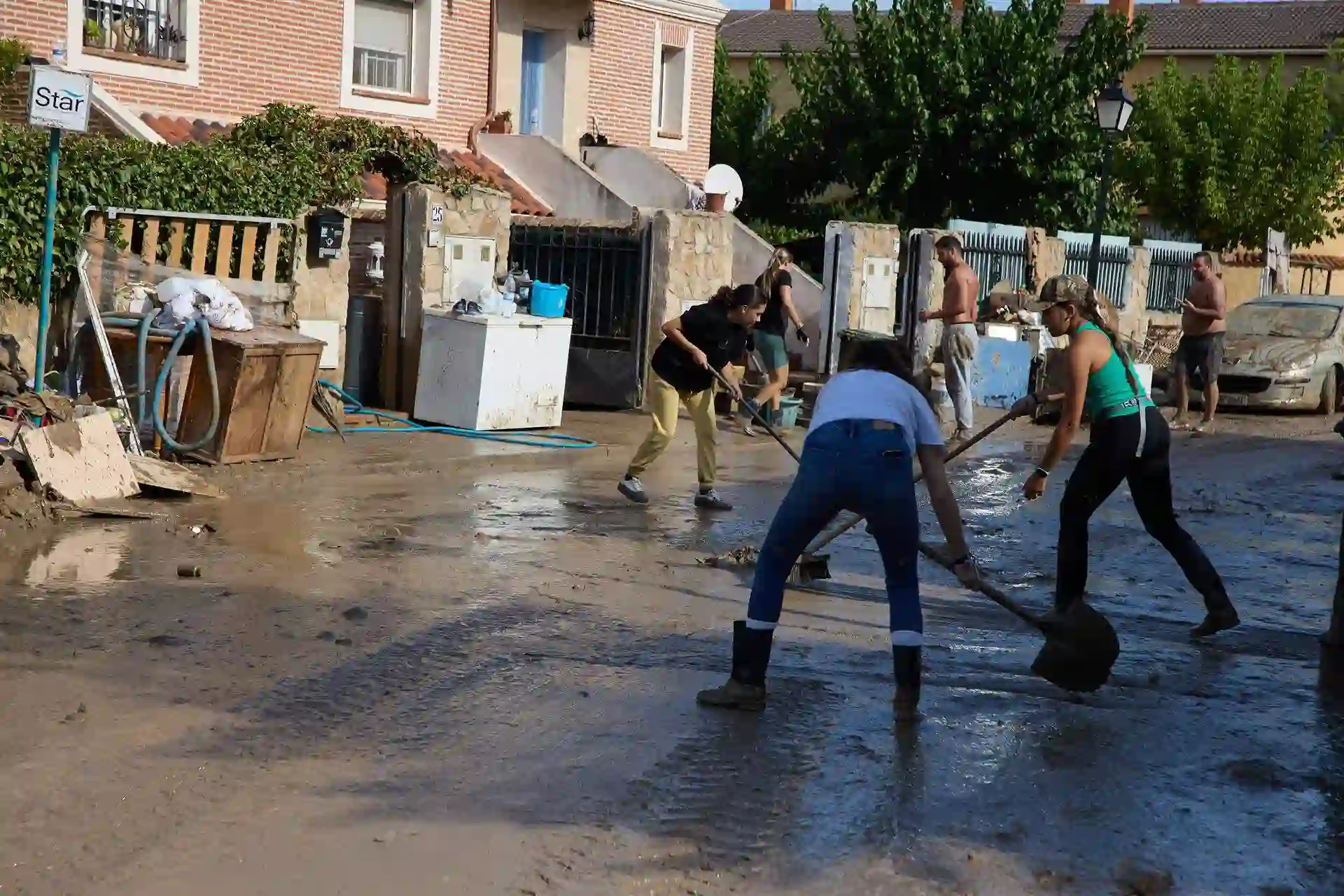 El MITECO prevé disponer pronto de alarmas hidrológicas. Varias personas colaboran en la limpieza de viviendas afectadas por las inundaciones provocadas por la DANA, a 5 de septiembre de 2023 / Foto: Jesús Hellín