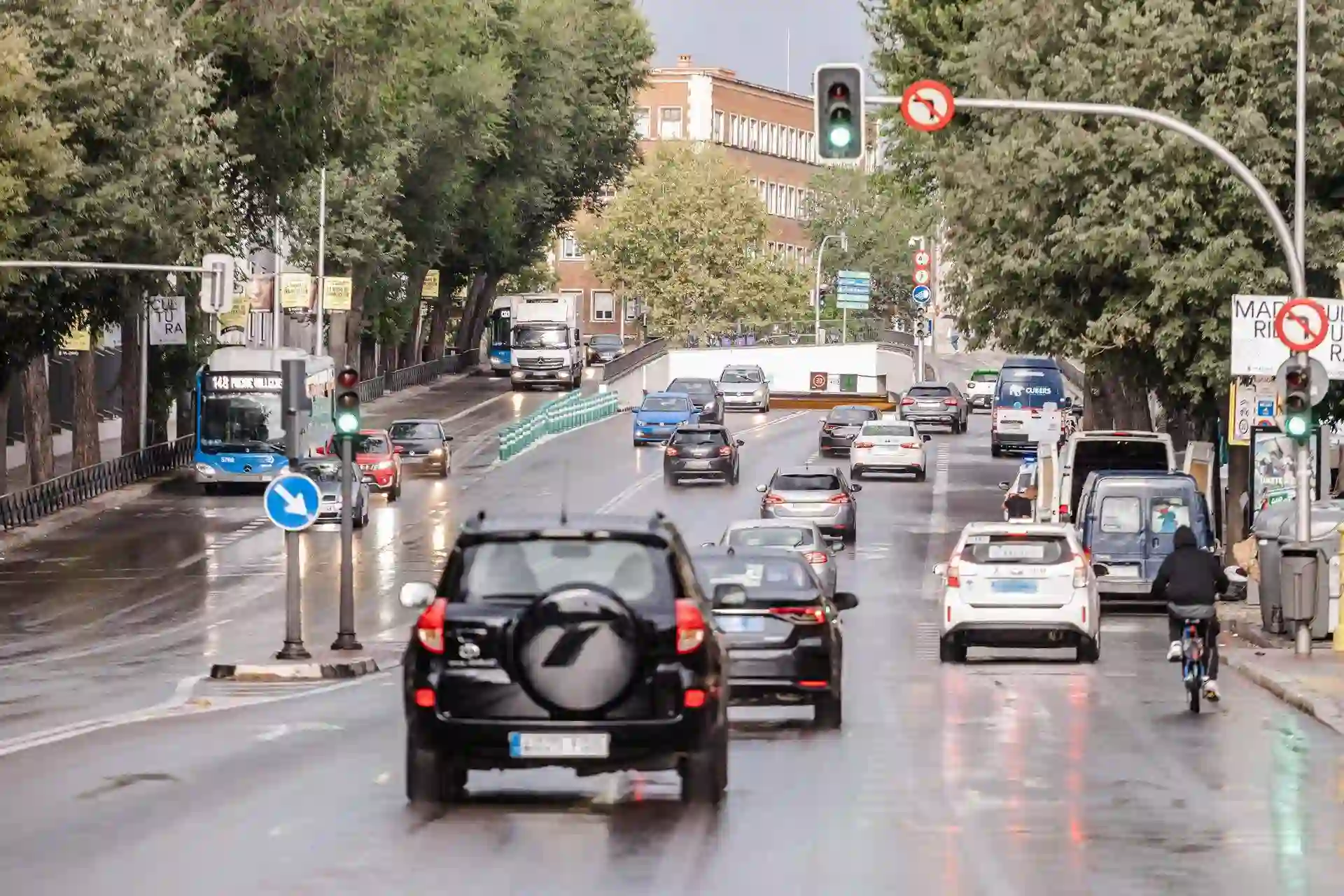 Varios coches circulan bajo la lluvia, a 2 de septiembre de 2023, en Madrid (España). Los 27 rebajan la ambición climática / Foto: EP