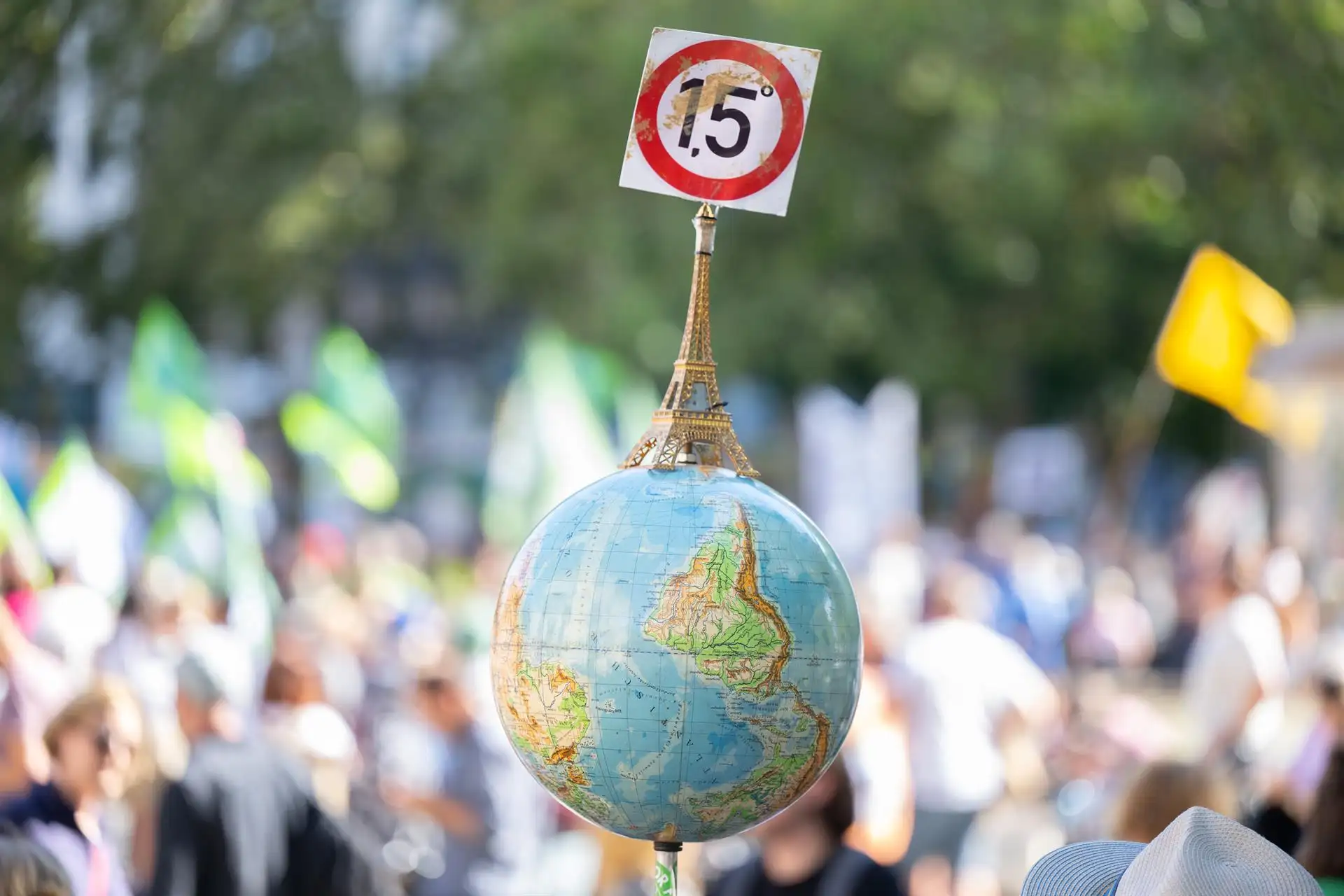 Demanda climática de varios jóvenes portugueses. Globo terráqueo con una Torre Eiffel en miniatura y el objetivo de 1,5º del Acuerdo Climático de París, en la manifestación de Fridays for Futur, Alemania el 15 September 2023 / Foto: EP