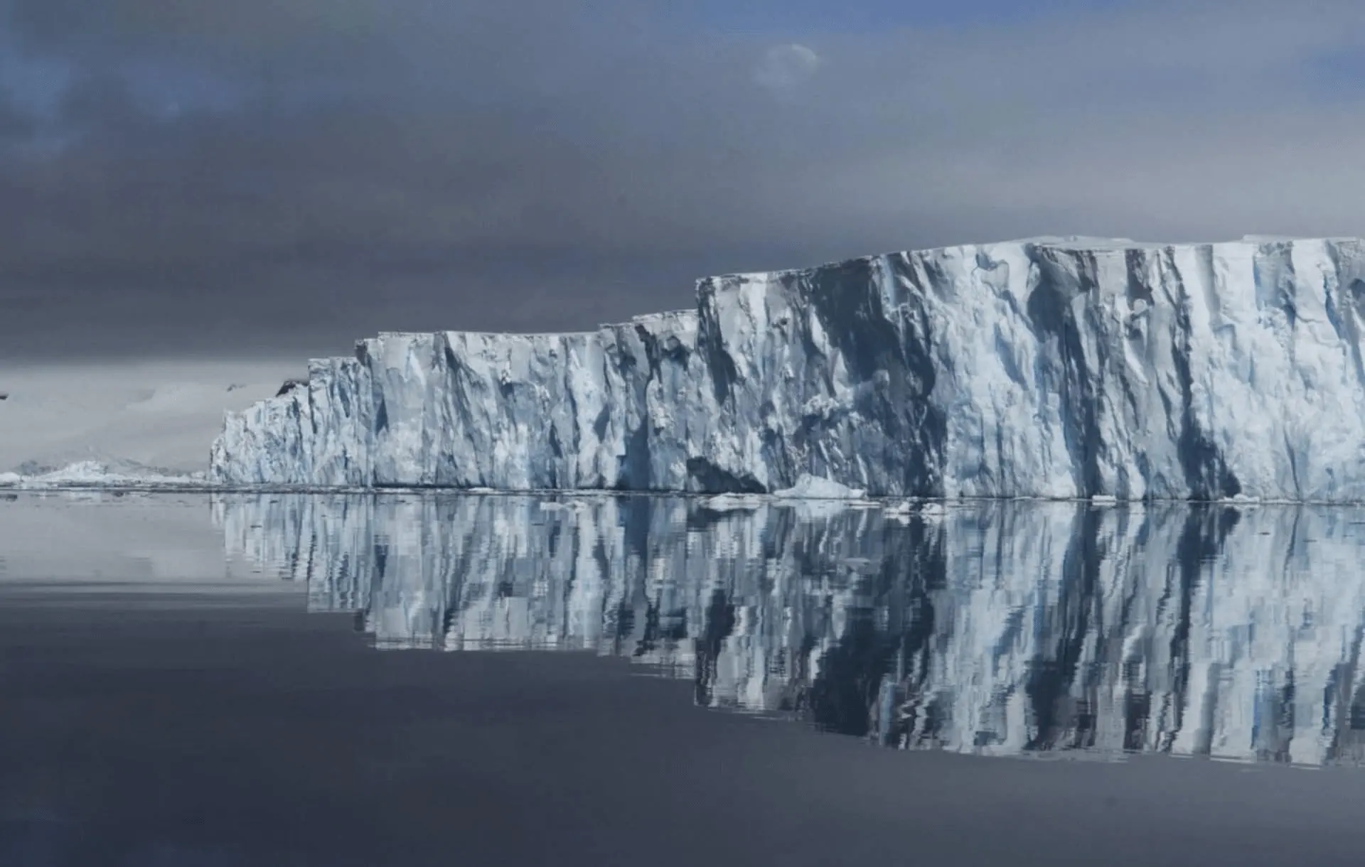 La línea de puesta a tierra es el límite entre la sección terrestre de la capa de hielo y la plataforma de hielo flotante. Antártida / Foto: BAS - EP