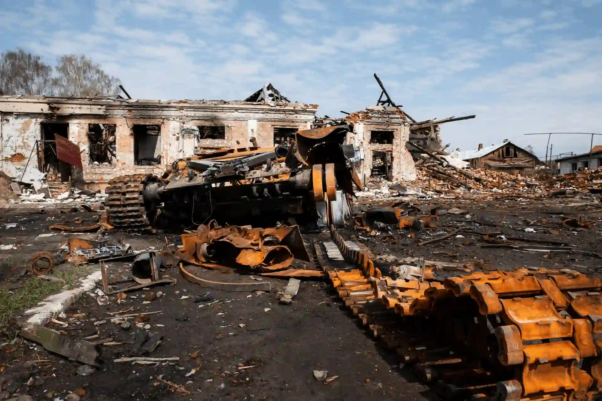 Un tanque destrozado en la guerra de Ucrania. El conflicto de Nagoro Karabaj podría desestabilizar toda la zona del Cáucaso / Foto: FP