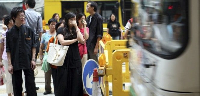 Ciudadanos hongkoneses tratan de protegerse de las emisiones del tráfico al respirar / Foto: Greenpeace East Asia