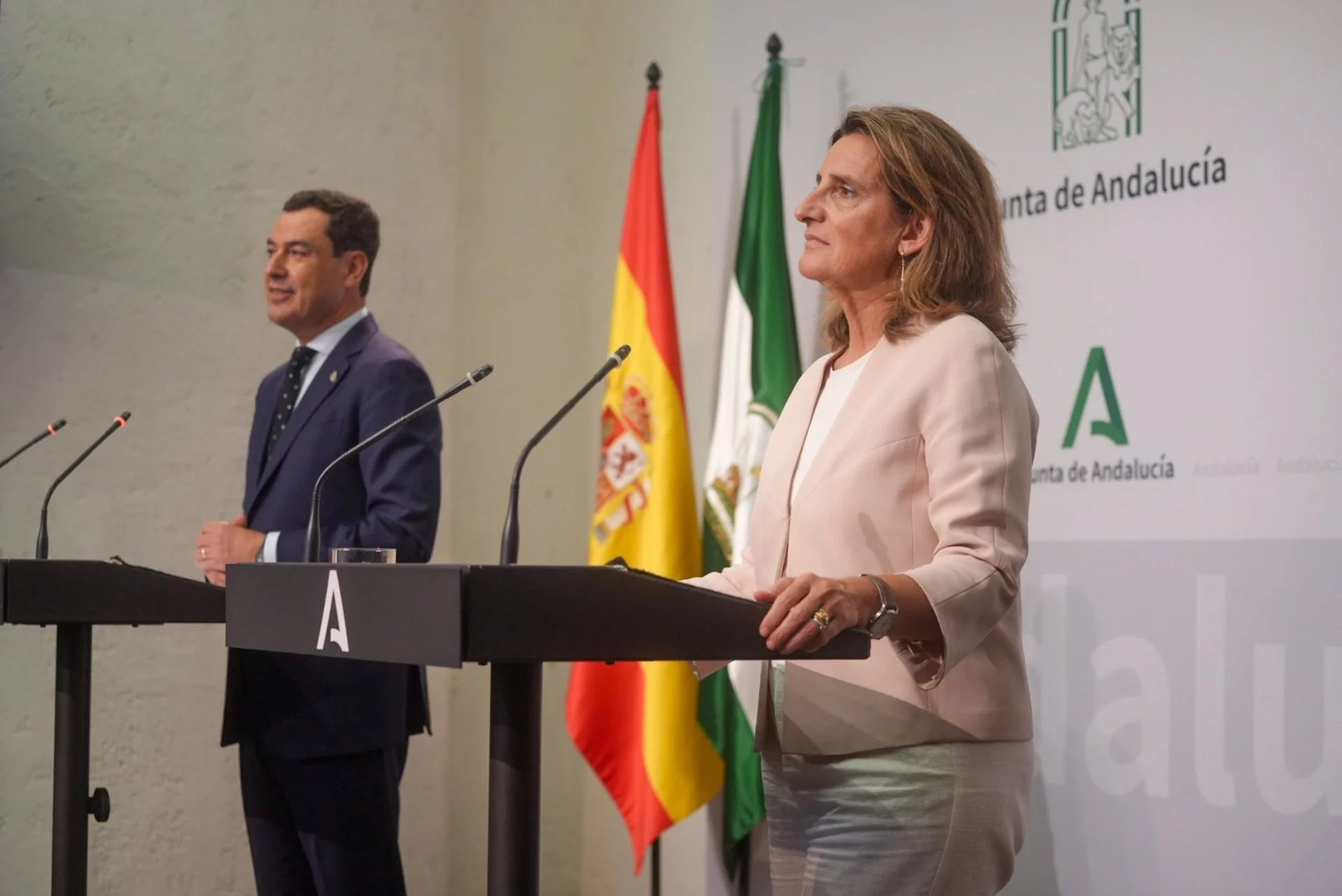 El presidente de la Junta de Andalucía, Juanma Moreno, y la vicepresidenta tercera del Gobierno y ministra para la Transición Ecológica y el Reto Demográfico en funciones. Doñana / Foto: EP