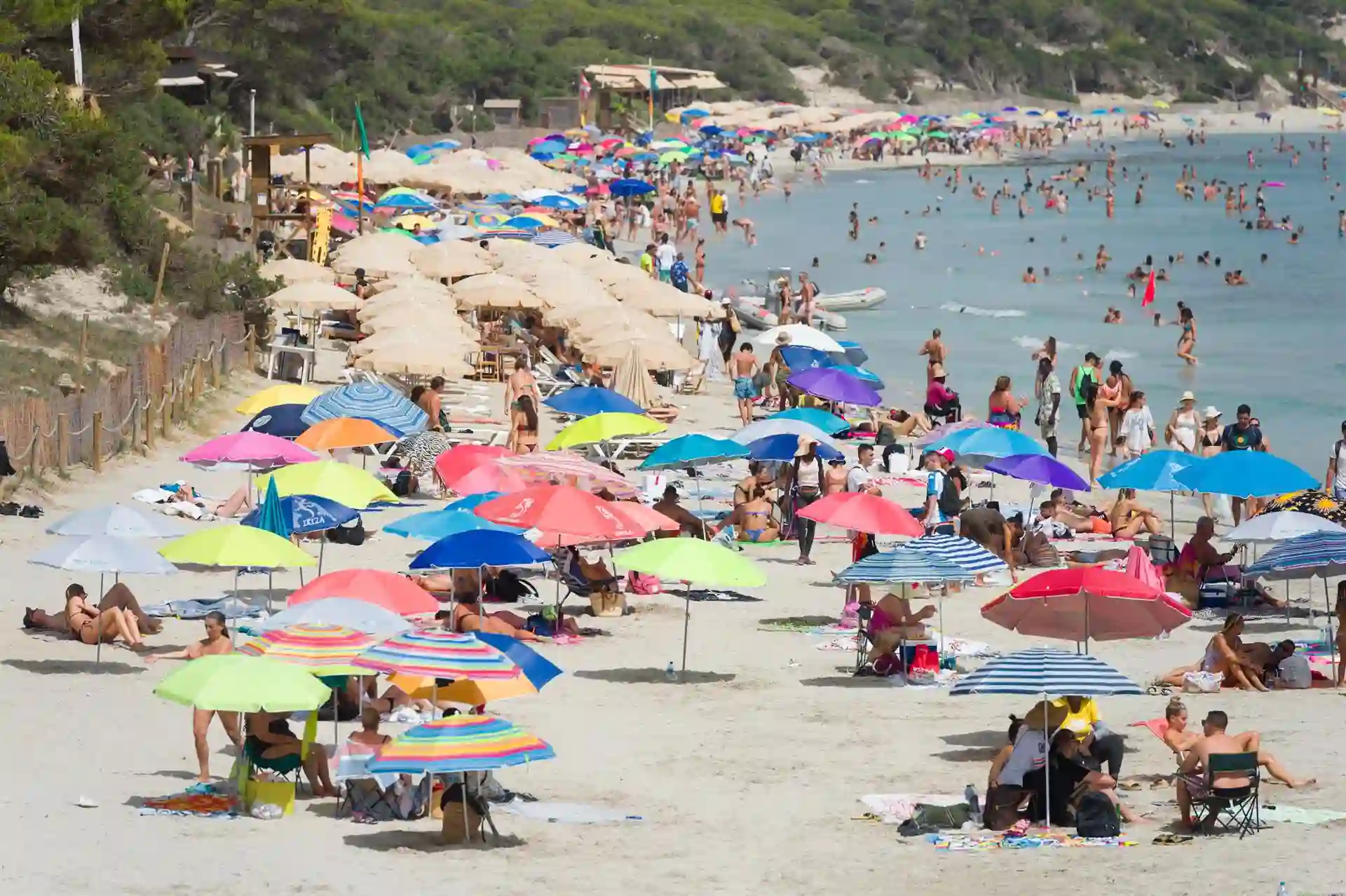 Trasladar las vacaciones de verano como medida de adaptación al cambio climático. Playa de Ses Salines en Ibiza / Foto: EP