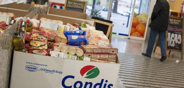 Recogida de las donaciones ciudadanas en un supermercado de Santa Coloma de Gramenet (Barcelona) / Foto: Josep Cano