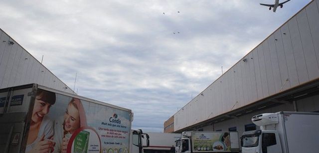 Los camiones con las donaciones llegan al almacén de clasificación en el Prat de Llobregat (Barcelona) / Foto: Josep Cano