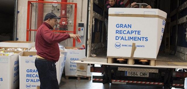 Los voluntarios descargan los camiones a su llegada al almacén / Foto: Josep Cano