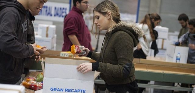 Voluntarios de la Gran Recogida clasifican los alimentos donados por la ciudadanía / Foto: Josep Cano