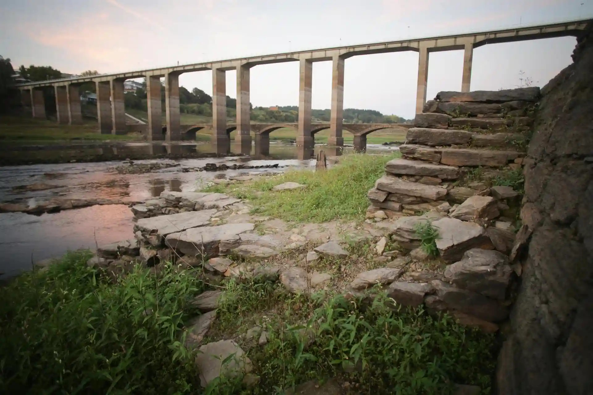 Ruinas del antiguo pueblo Portomarin emergido por la sequía en el Embalse de Belesar, a 6 de octubre de 2023, en Portomarin, Lugo, Galicia (España) / Foto: EP