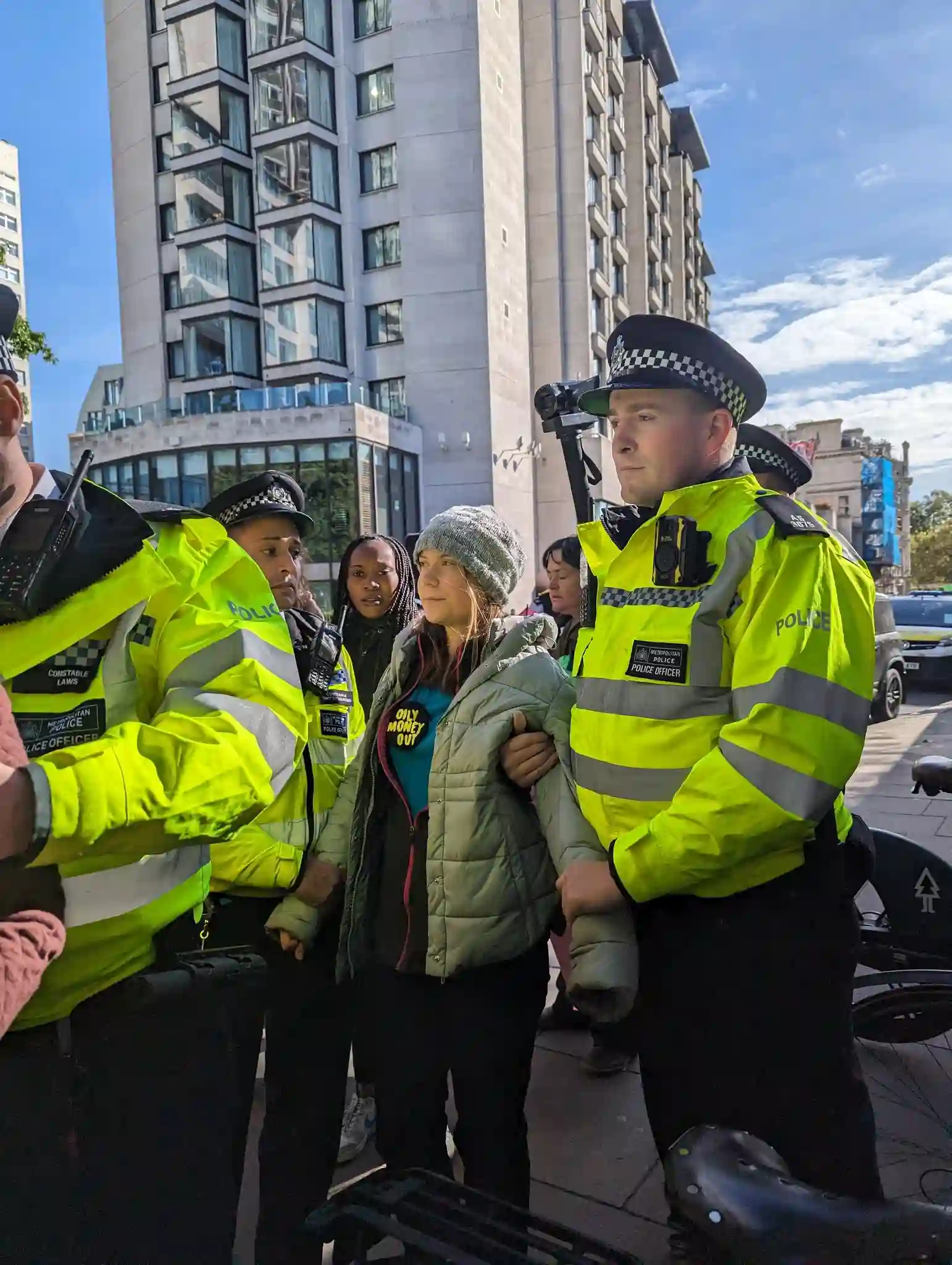 Greta Thunberg mientras es arrestada por la polícia británica en Londres / Foto: Fossil Free London