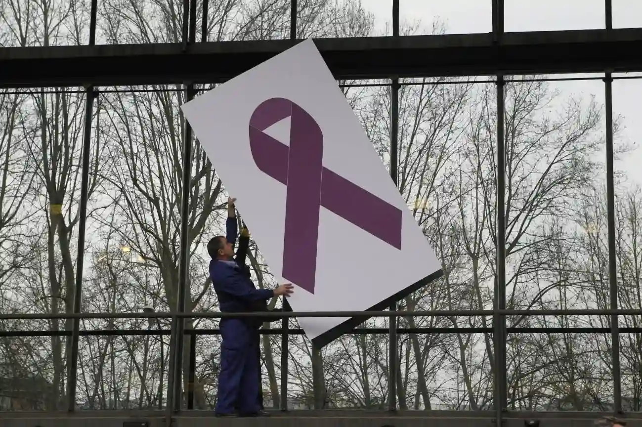 Colocación de un lazo morado, símbolo del Día contra la Violencia de Género.  MeToo Universidad / Foto: SINC