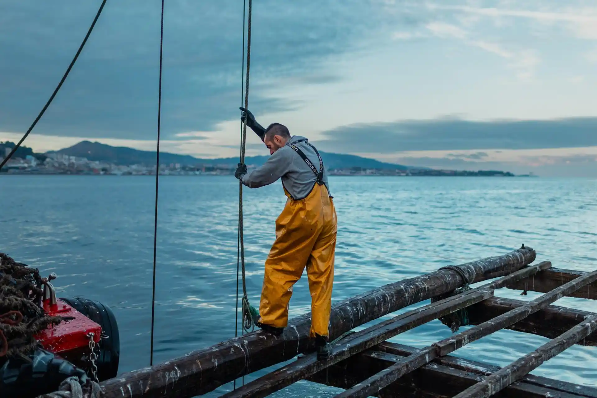 Pescador en la pesca de mejillón en Pontevedra. La UE aumenta un 11% el límite de captura de algunas especies / Foto: EP