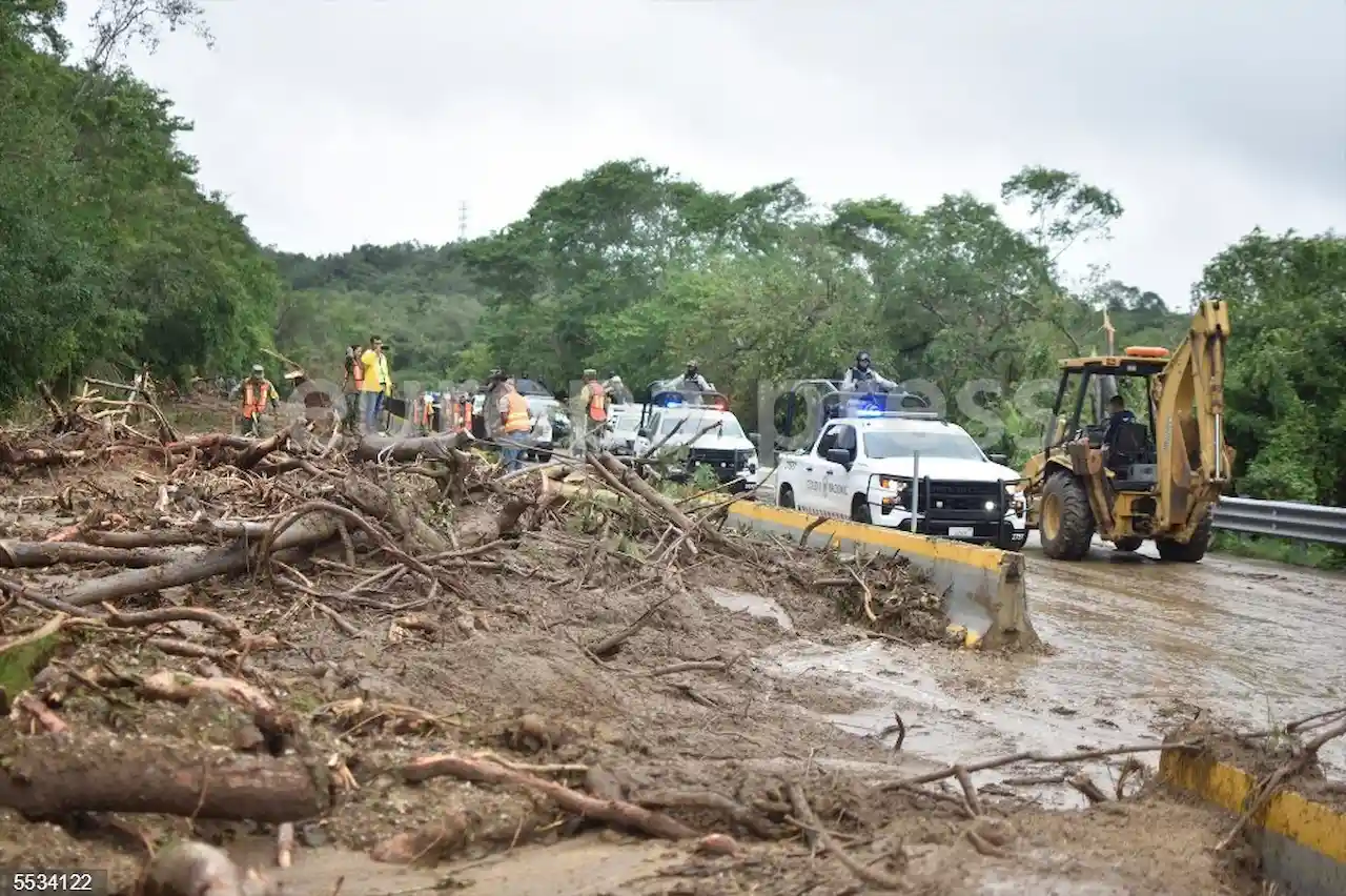 Carretera bloqueada después de que el huracán Otis arrasara Chilpancingo, estado de Guerrero, México