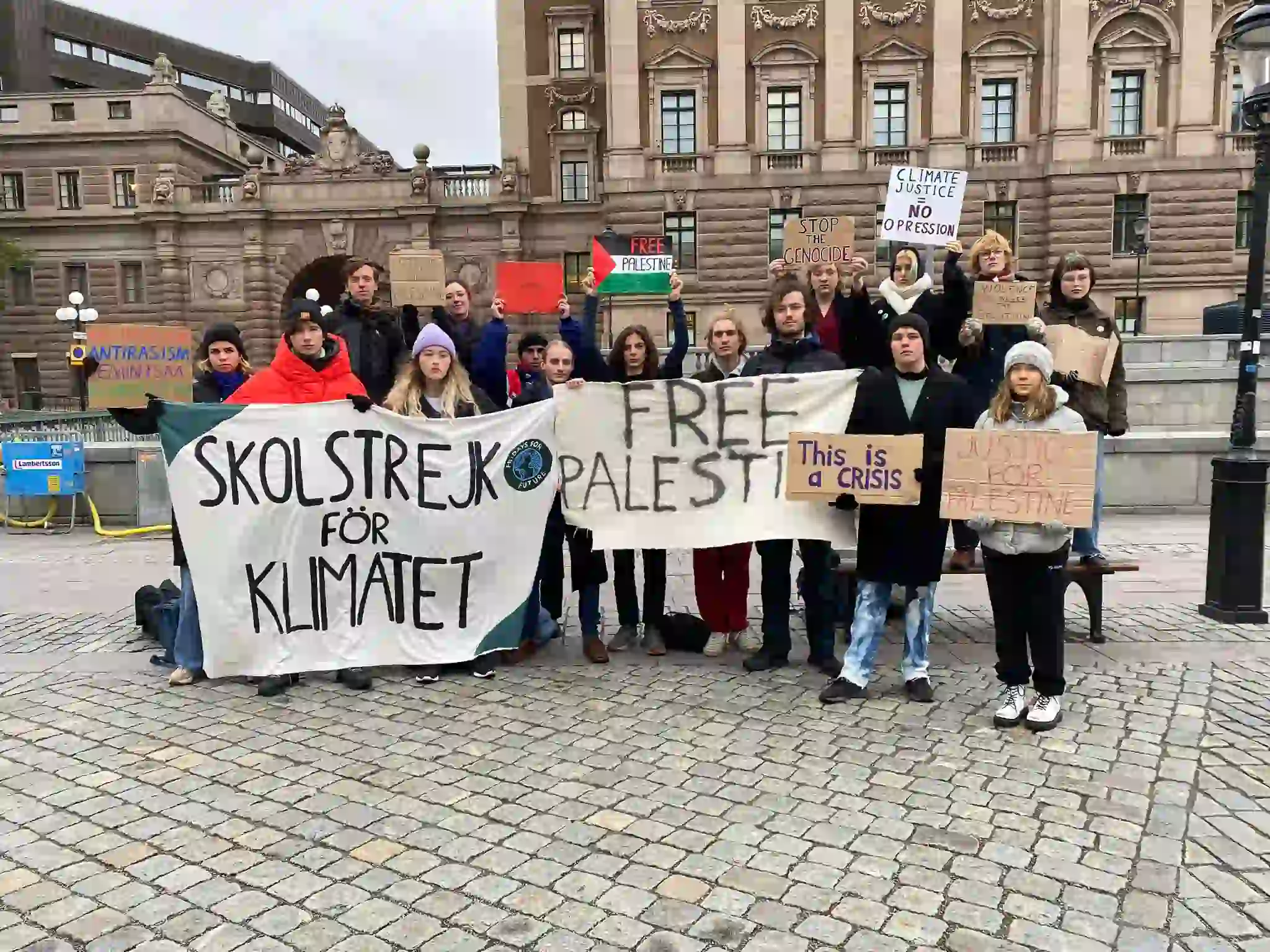 Condena de Fridays For Future a los bombardeos sobre Gaza, que ya han matado más de 7.300 personas. Greta Thunberg se reafirma en su apoyo al pueblo palestino / Foto: Fridays For Future Suecia