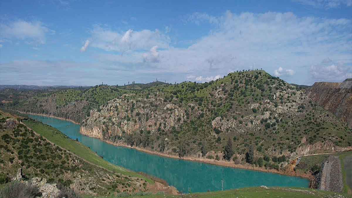 El color turquesa del río Agrio es debido a la contaminación residual que proviene de las escorrentías de las escombreras de la balsa minera de Aznalcóllar / Foto: Wikipedia